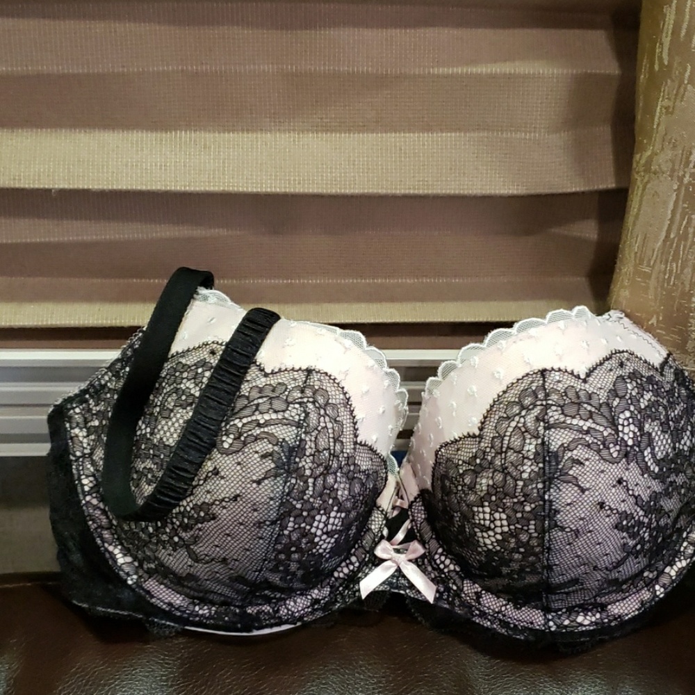 Victoria Secrets Black & Pink Push Up Bra-34 D